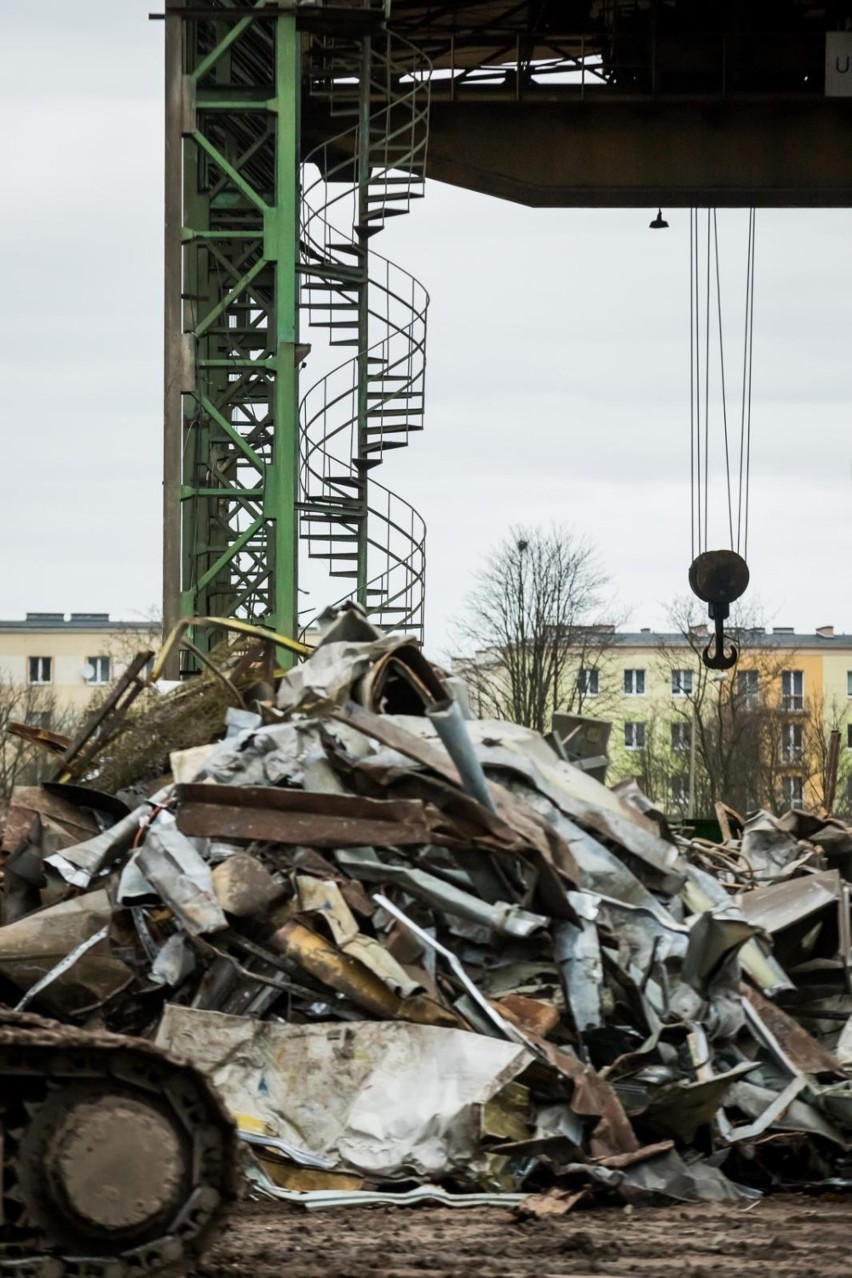 Trwa wyburzanie budynków fabryki Makrum na osiedlu Leśnym w...