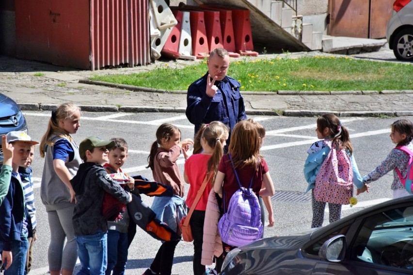 Elbląg. Uczniowie SP nr 19 odwiedzili komendę policji. Największe zainteresowanie wzbudził radiowóz