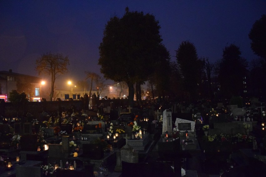 Stary cmentarz w Zduńskiej Woli wieczorem w Zaduszki