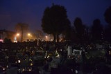 Stary cmentarz w Zduńskiej Woli wieczorem w Zaduszki ZDJĘCIA