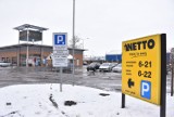 Płatne parkowanie w Malborku. Parkomat pojawił się przy sklepie na Sikorskiego. Mieszkaniec: "Ludzie nie mają gdzie zostawić samochodów"