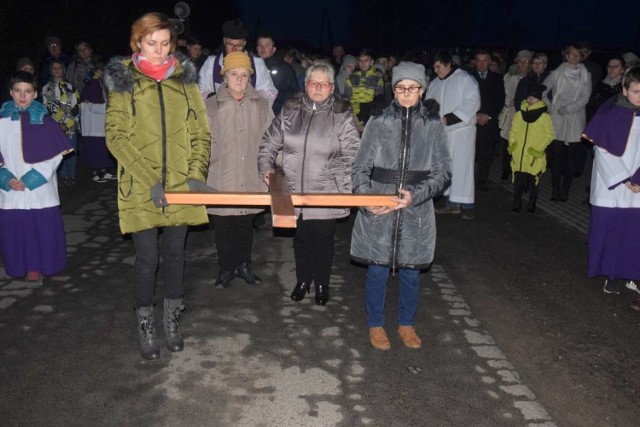 Droga Krzyżowa w Zdziechowie. Rozważania czytała młodzież przygotowująca się do bierzmowania