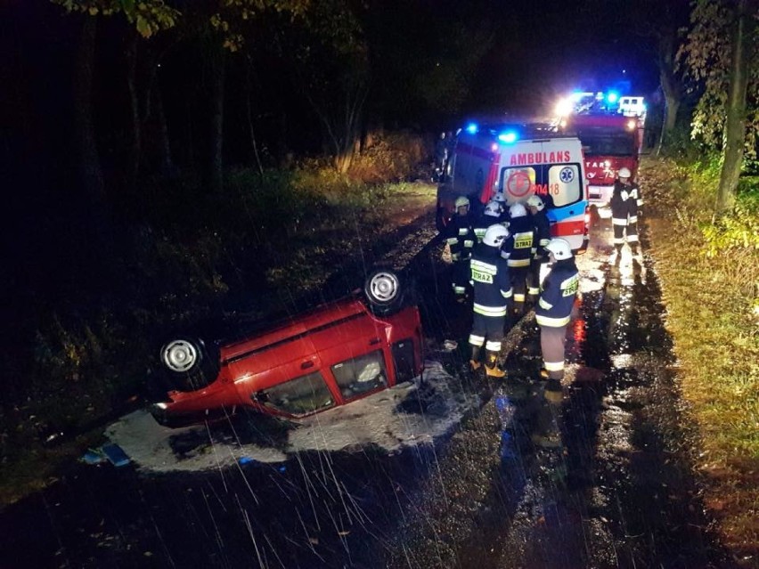 STRAŻACY W AKCJI: Wypadek na trasie Zduny-Baszków. Jedna osoba poszkodowana [ZDJĘCIA]