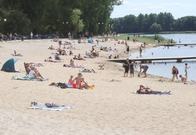 Upalne dni przyciągają nad wodę tłumy ludzi szukających ochłody i miejsca na relaks. Wiele osób wybiera zalew na Borkach bo jest to idealne miejsce do wypoczynku. Można tam ochłodzić się w wodzie, wypożyczyć sprzęt pływający lub poleżeć na plaży. Dla dzieci są trampoliny i plac zabaw. Nad bezpieczeństwem wypoczywających czuwają ratownicy.

Zobacz więcej na kolejnych slajdach.