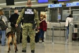 Przylecieli do Krakowa ze sfałszowanymi paszportami. Wpadli. Teraz mają zgłaszać się co miesiąc