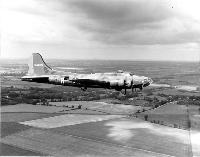 9 czerwca 1943 r. "Ślicznotka z Memphis" w drodze powrotnej do  USA po zakończonych sukcesem 25 misjach powietrznych.