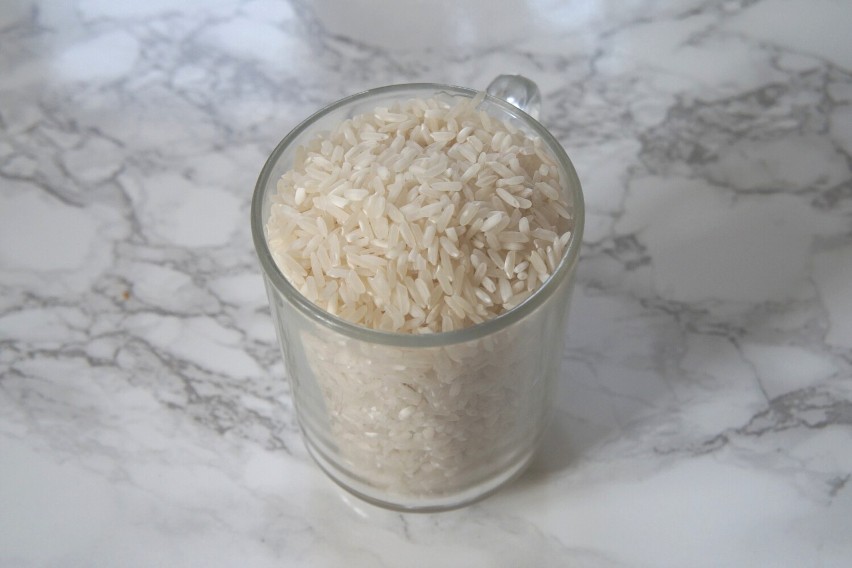 Tradycyjnie przygotowuje się nadzienie z białego ryżu i...