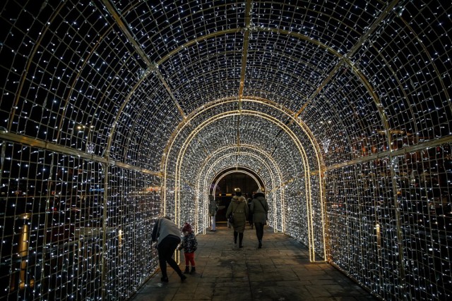 Świąteczne iluminacje w miastach robią wrażenie.