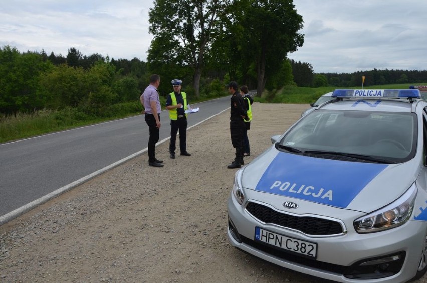Śmiertelny wypadek w Brzeźnie Lęborskim. Policjanci sprawdzali infrastrukturę drogową w miejscu zdarzenia| ZDJĘCIA