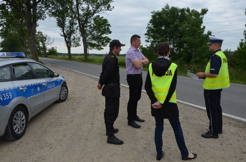 Śmiertelny wypadek w Brzeźnie Lęborskim. Policjanci sprawdzali infrastrukturę drogową w miejscu zdarzenia| ZDJĘCIA