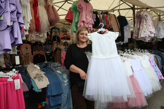 Pani Urszula, sprzedawczyni ubrań dla dzieci zachęca do zakupu odświętnych sukienek i nie tylko. Zobaczcie wiosenną modę na kieleckim bazarze w galerii zdjęć >>>>