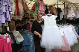 Co nowego w modzie na kieleckich bazarach? Zobaczcie wiosenne stroje, w tym wiele na uroczystości komunijne. Królują wzory i kolory 