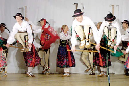 Zespół Pieśni i Tańca Śląsk w swoich programach prezentuje tańce rodzime, ale często sięga też do kultury innych narodów.