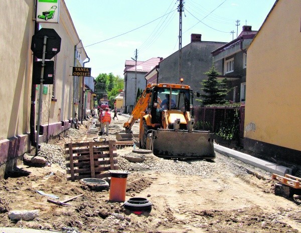 Ciężki sprzęt zerwał już stary asfalt z ulicy Staszica