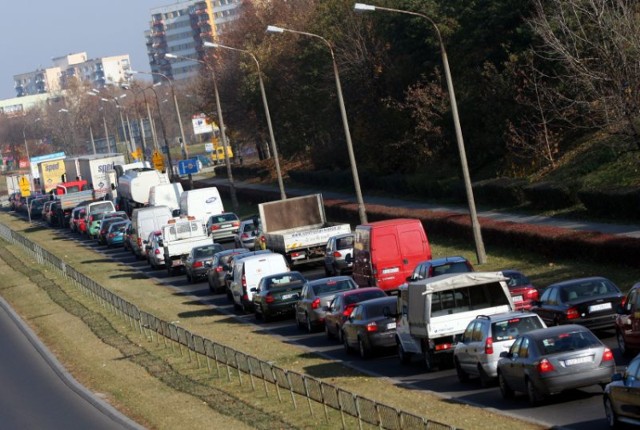 W gigantycznych korkach stali w poniedziałek kierowcy ...