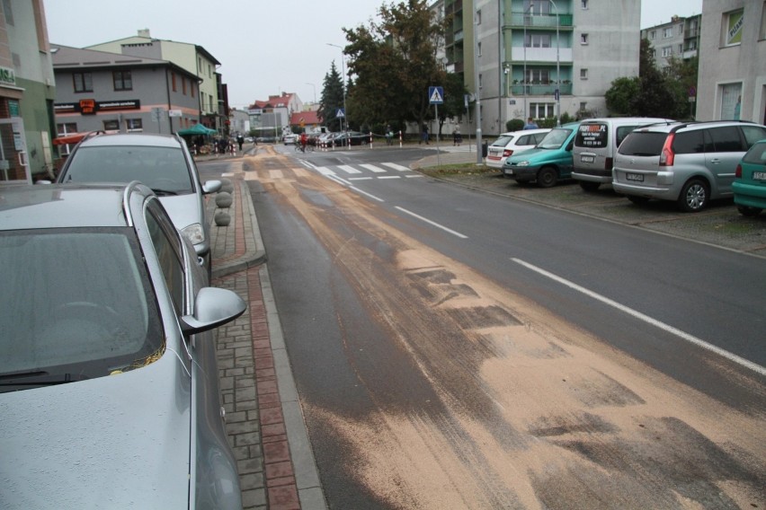 Zanieszczyszczone oleistą substancją ulice w Tarnobrzegu. Strażacy w akcji (ZDJĘCIA)