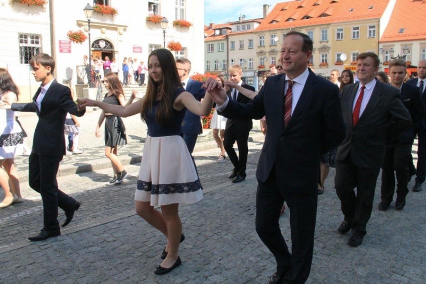 Tanecznie na Rynku w Świebodzicach. Uczniowie witają wakacje 