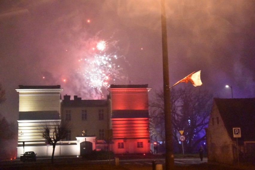 W Nowym Tomyślu na Placu Niepodległości witano Nowy Rok