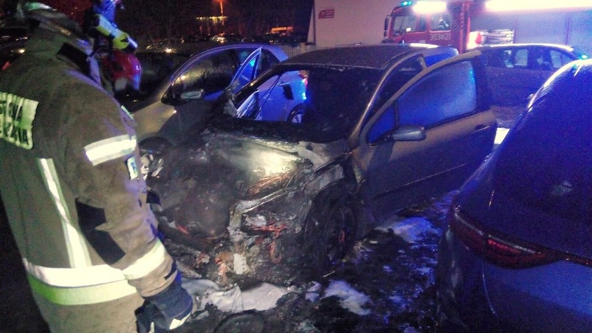Pożar peugeota na przyblokowym parkingu przy ulicy Chęcińskiej w Kielcach. Ogień uszkodził dwa inne auta. Zobacz zdjęcia