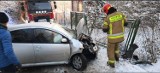 Wypadek w Myślcu w gm. Stary Sącz. Samochód uderzył w ogrodzenie i blokował gminną drogę 