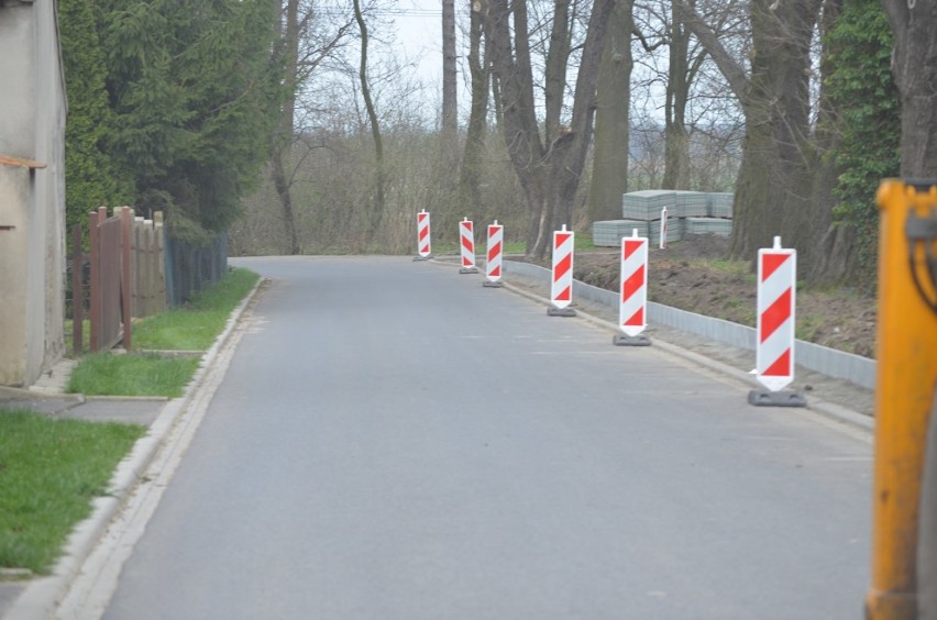 Gmina Żukowice: W Kamionej budują chodnik przy drodze