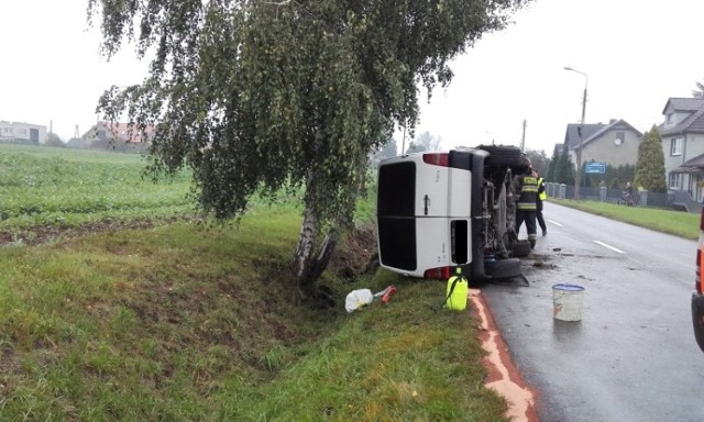 Mercedes przewrócił się na ulicy Moszczeńskiej w Mszanie