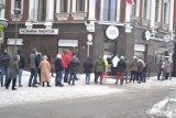 Tłusty czwartek w Sosnowcu. Gigantyczna kolejka po pączki! Dobrze Nadziane ogrzewa klientów grzejnikami