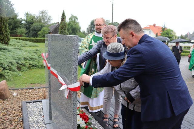 Pamiątkowe tablice z nazwiskami 11 wywiezionych  rodzin, krzyż i kamienie stanęły przy Kościele pw. św. Jana Ewangelisty w Zabielu.