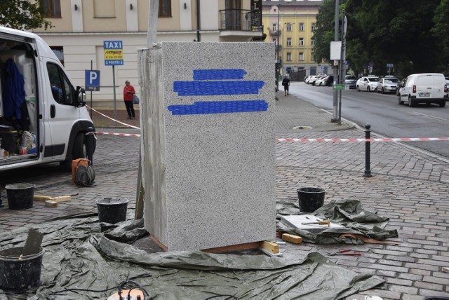 Przed dworcem jest już cokół, na którym stanie pomnik Lecha Kaczyńskiego. Odsłonięcie monumentu zaplanowano na 18 czerwca