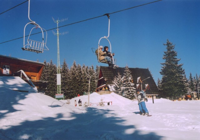 Zdjęcie powyżej wykonano w 1995 roku czyli ostatniej zimy, której z Butorowego Wierchu w Kościelisku zjechali narciarze czy snowboardziści. Później stok ze względu na problem z właścicielami działek został zamknięty. Tak jest niestety do dziś
