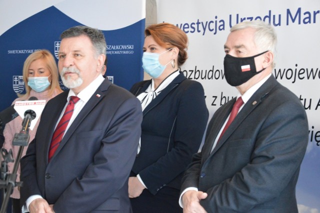 O inwestycji mówili poseł Andrzej Kryj (przy mikrofonie), a także (od prawej) marszałek województwa świętokrzyskiego Andrzej Bętkowski i radna wojewódzka Magdalena Zieleń.
