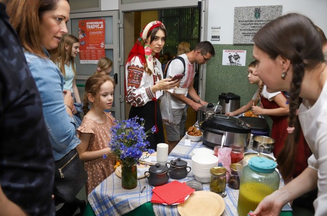 Uczestnicy pikniku w Muzeum Etnograficznym w Toruniu poznali m.in. tradycyjne zabawy dziecięce, wyliczanki, pieśni, elementy stroju oraz wybrane motywy dekoracyjne.