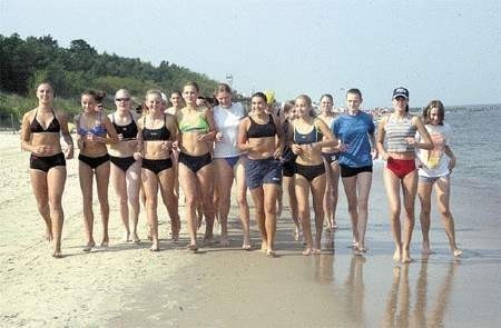 Młode zawodniczki ŁKS trenują na plaży w Dziwnówku. Biegają po piasku, grają w siatkówkę i... rugby, wzbudzając zainteresowanie urlopowiczów