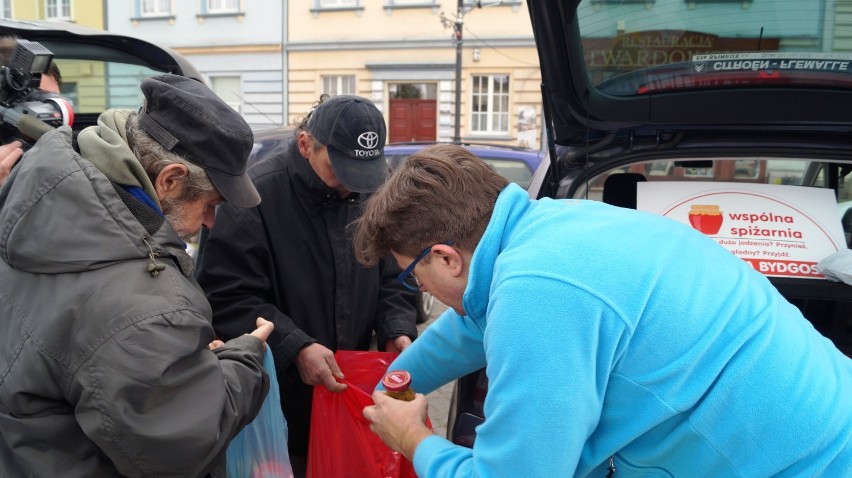 Wielkanocna akcja pomocy bezdomnym. "Ciepło serca w słoiku" po raz czwarty [zdjęcia, wideo]