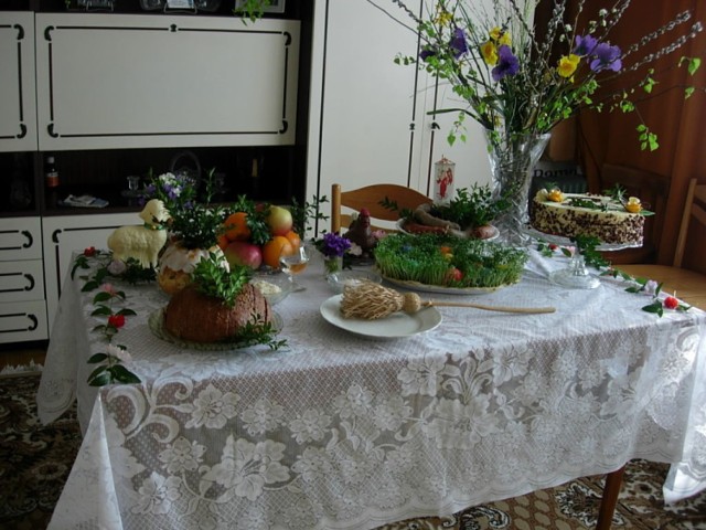 Pokarmy przygotowane na wizytę kapłana, który poświęci je oraz domostwo. Fot. M. Wróbel