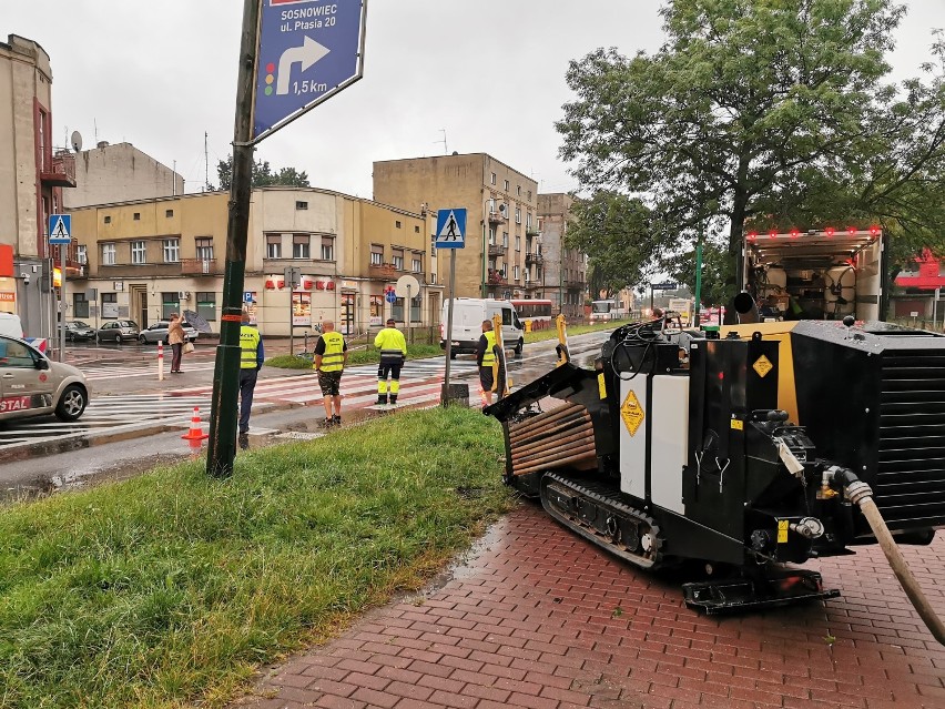 Na ulicy Orlej trwają prace nad nowym oświetleniem przejść....