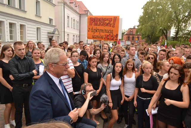 1 września 2014r uczniowie i nauczyciele ZST w proteście przeciwko zmianom dzielącym szkołę wyszli na ulice, pod starostwem złożyli pismo na ręce Aleksandra Gappy