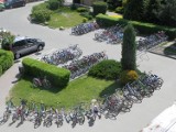 Szkoła podstawowa oddała 6 miejsc parkingowych rowerom. Efekt? Niesamowity! [ZDJĘCIA]