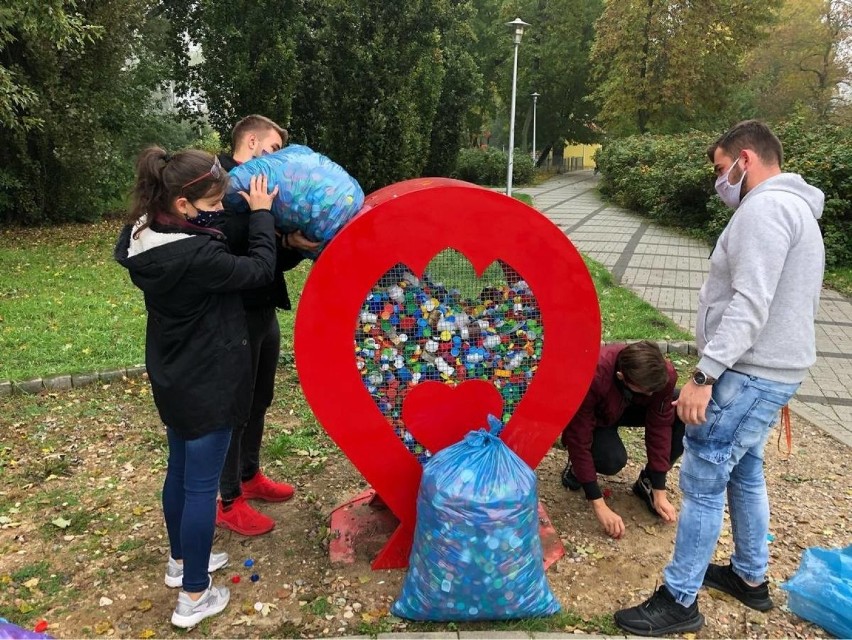 Młodzież ZSP nr 4 w Łowiczu napełniła nakrętkami serce na miejskich błoniach [ZDJĘCIA]