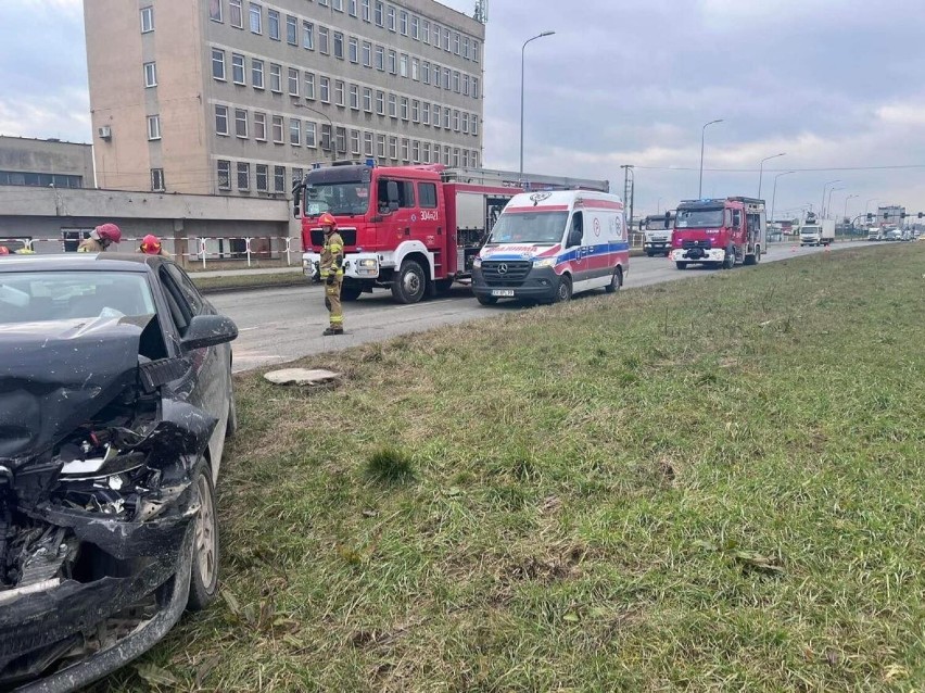 Kraków. Zderzenie trzech samochodów na Rybitwach. Są ranni