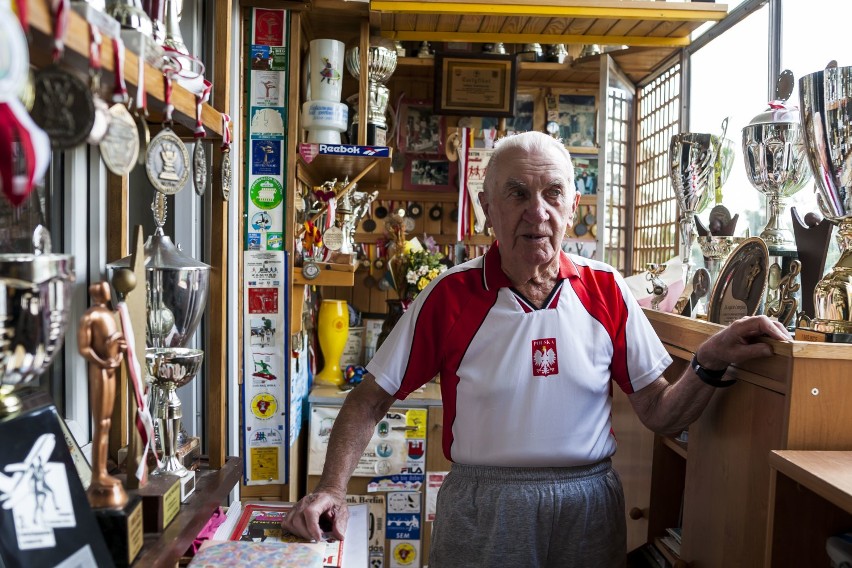 Ma 86 lat, 150 tys. kilometrów w nogach i balkon pełen nagród. Tadeusz Andrzejewski to biegacz, któremu energii zazdroszczą młodzi ludzie