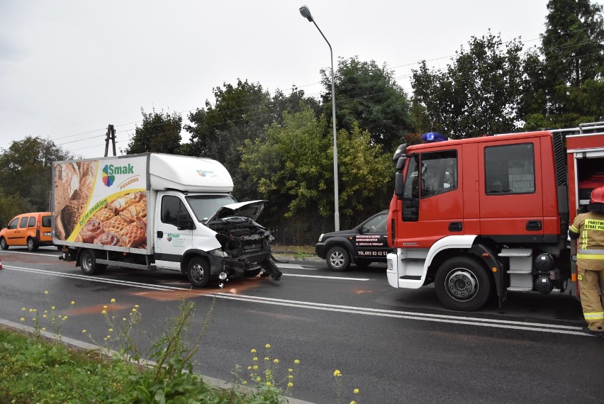 Kolizja osobówki i ciężarówki na Krzywoustego w Oleśnicy [FOTO]