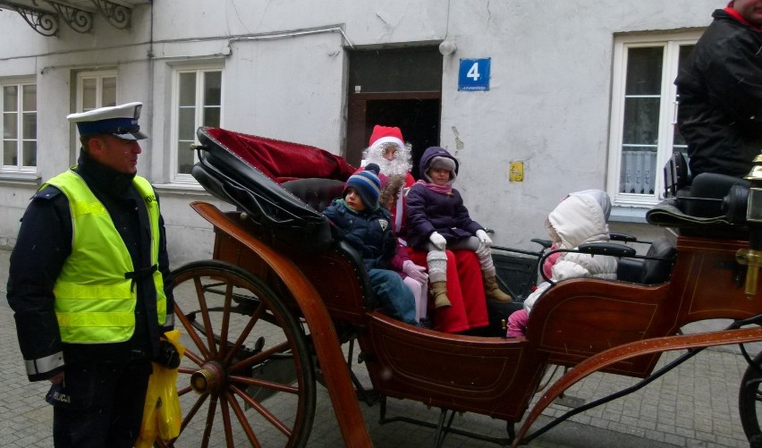 Policyjny Mikołaj w Piotrkowie jeździł bryczką