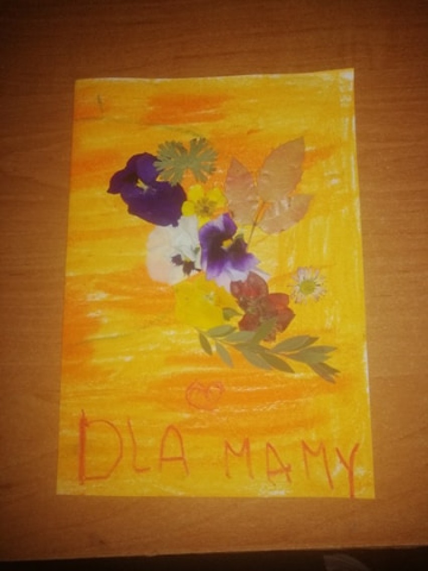 Z okazji Dnia Matki dzieci ze Szkoły Podstawowej w Palikijach przygotowały własnoręczne laurki oraz bukiety kwiatów. Zobacz galerię!