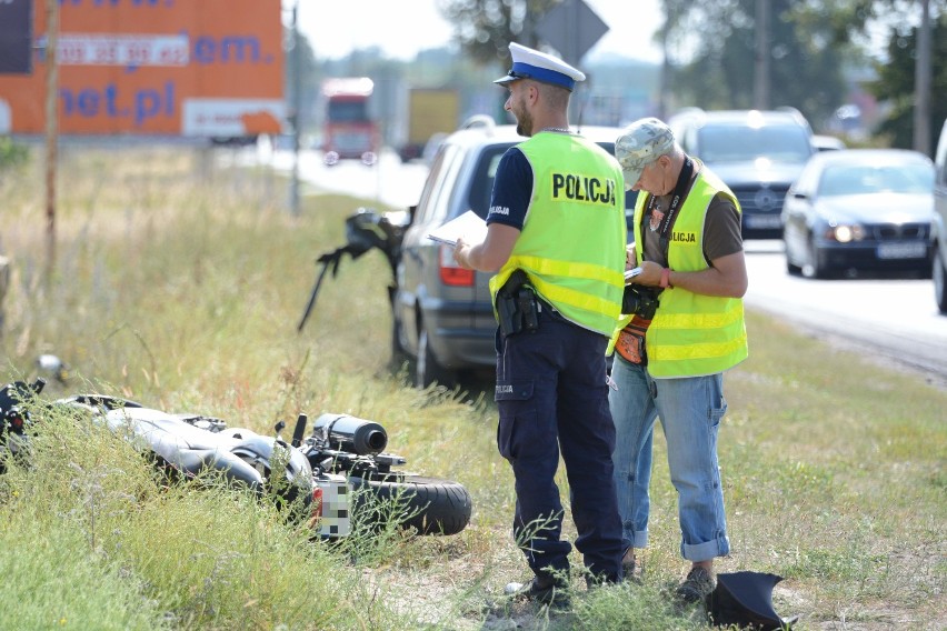 Wypadek motocyklisty z samochodem w Grudziądzu. Jedna osoba poszkodowana [wideo, zdjęcia]