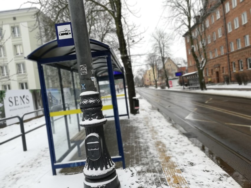Od rana w Bydgoszczy pada śnieg. Na chodnikach i ulicach...