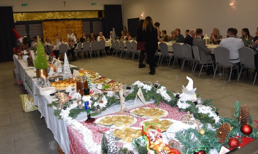 Wigilijne spotkanie i konkurs kulinarny zorganizowała biblioteka we Wróblewie. Uczestnikami stowarzyszenia i koła gospodyń wiejskich ZDJĘCIA