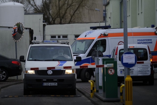 Trwa ewakuacja w Szpitalu Miejskim w Toruniu. Dwudziestu pacjentów Oddziału Hematologii Szpitala Miejskiego w Toruniu  przewożonych jest do Grudziądza. Jak już informowaliśmy Oddział Hematologii Specjalistycznego Szpitala Miejskiego w Toruniu został zamknięty. Powodem było wykrycie koronawirusa u jednej z pacjentek. Okazuje się, że wynik pozytywny zarażenia koronawirusem potwierdzono u 22 osób.

Szczegóły dot. sytuacji w Szpitalu Miejskim w Toruniu >>> TUTAJ 