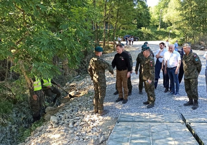 Minister obrony narodowej Mariusz Błaszczak podziękował żołnierzom za pomoc w odbudowie zniszczonych przez powódź drogach i mostach [WIDEO]