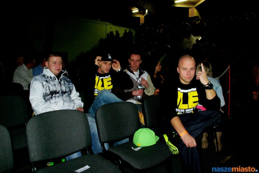 Kaczor i Stówa na koncercie podczas gali MMA w Lesznie.
